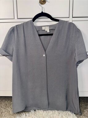 🩶 Wilfred — V-Neck Button Front Short Sleeve Blouse